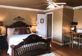 The Hill House Bed & Breakfast has rooms with a private hot tub