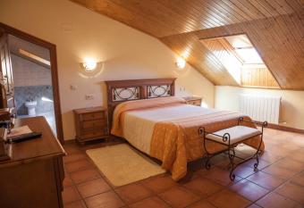 Hotel Rural La Plazuela has rooms with a private hot tub