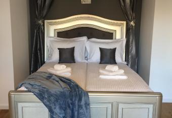 Flori de Iulie Apartamente has rooms with a private hot tub