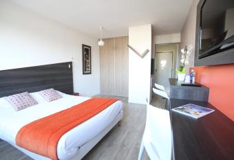 Adonis Paris Sud has Balcony rooms