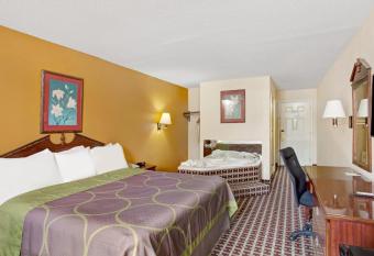 Super 8 by Wyndham Forrest City AR has rooms with a private hot tub