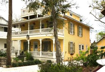 Historic Luxury Two Bedroom Apartment has Balcony rooms