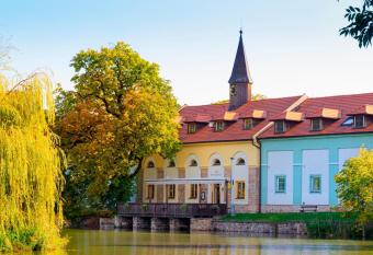 Hotel   ertousy allows 18 year olds to book a room