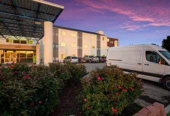 Motel 6 Roswell allows 18 year olds to book a room