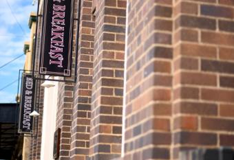 Jenkins Street Guesthouse has Balcony rooms