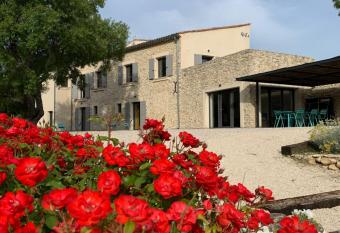 Chut ! c est ici allows 18 year olds to book a room