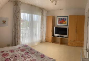 Sch  ne Zimmer im Zentrum Leben allows 18 year olds to book a room