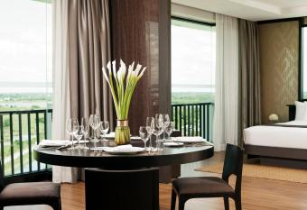 Avani Khon Kaen Hotel & Convention Centre has rooms with a private hot tub