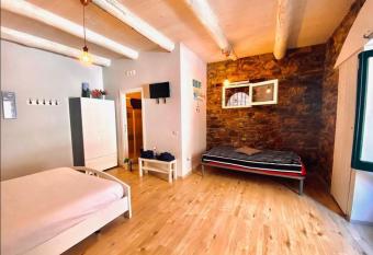 la casa di Genny allows 18 year olds to book a room