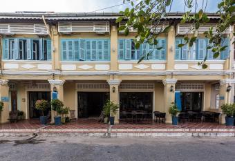 The Columns has Balcony rooms