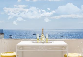 Villa Flavio Gioia has Balcony rooms