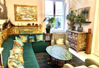 Szentkir  lyi Art Studio has rooms with a private hot tub