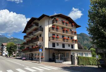Albergo Dolomiti has Balcony rooms