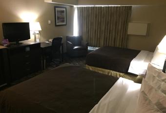 Days Inn by Wyndham Bismarck has rooms with a private hot tub