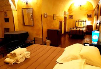 Nel Centro Storico allows 18 year olds to book a room