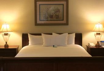 Carlton Hotel has Balcony rooms