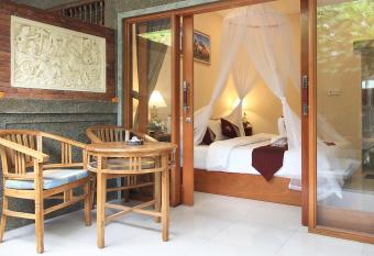 Jerogadung House has rooms with a private hot tub