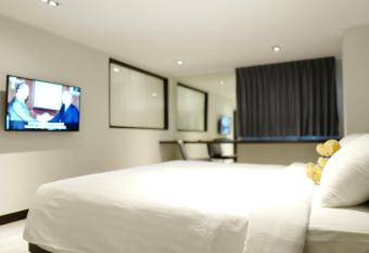 S33 Compact Sukhumvit Hotel has rooms with a private hot tub