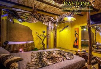 Hotel Daytona Palace has rooms with a private hot tub