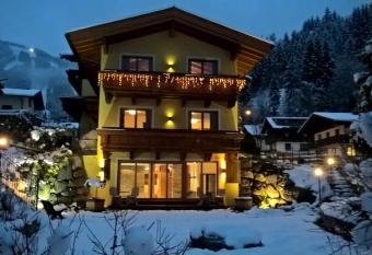 Landhaus Marlies has Balcony rooms