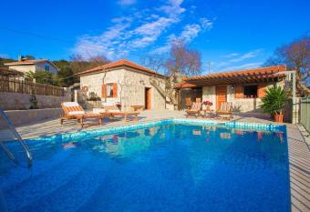 Beautifu stone Vila Kr  ina has Balcony rooms