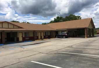 Village Inn of Hardy has Smoking rooms