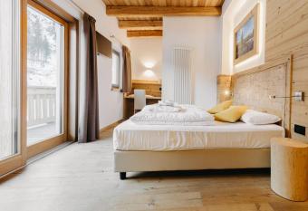 Hotel Aurai has Balcony rooms