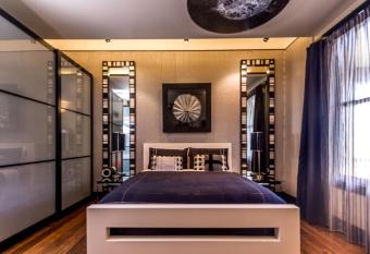 Corinda Contemporary has Balcony rooms