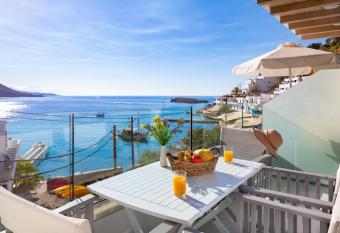 Molos Apartments has Balcony rooms