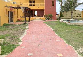 Hotel Flamingos Inn allows 18 year olds to book a room