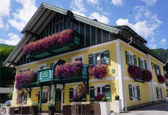 Haus Mayerhofer allows 18 year olds to book a room