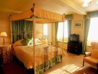 Bishopsgate House Hotel has rooms with a private hot tub