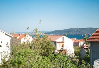 Apartmani Ivan has Smoking/Balcony rooms
