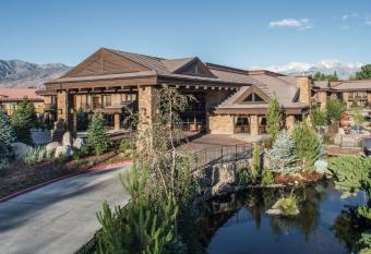 Wayfinder Bishop has Balcony rooms