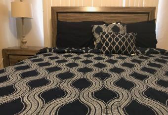 1 BEDROOM / 1 BATH . PRIVATE APT. FREE WIFI, INTERENT & PARKING has Balcony rooms