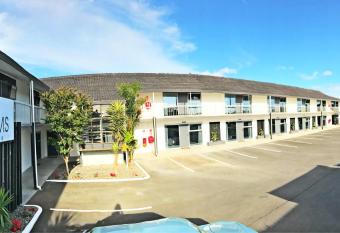 Ellerslie Palms Motel has Balcony rooms