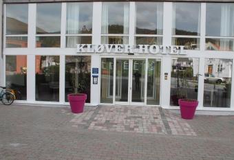 Kl  ver Hotel allows 18 year olds to book a room