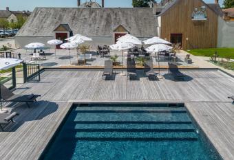 La Clef des Ch  teaux allows 18 year olds to book a room