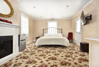 Valley House Inn has rooms with a private hot tub