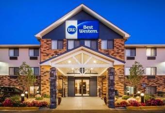 Spark by Hilton Eden Prairie has rooms with a private hot tub