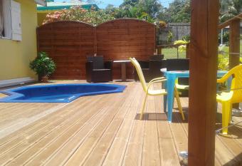 Appartement d une chambre avec jacuzzi jardin clos et wifi a Le Gosier a 5 km de la plage has Balcony rooms