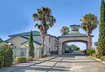 Days Inn & Suites by Wyndham Houston North/Spring has Smoking rooms