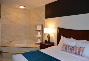 Best Western Plus Daphne Inn & Suites has rooms with a private hot tub