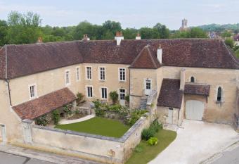 LE PRIEUR   allows 18 year olds to book a room