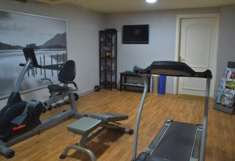 Capri Hotel Suites has rooms with a private hot tub