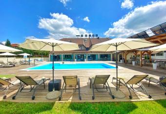 16 Lakes Hotel allows 18 year olds to book a room