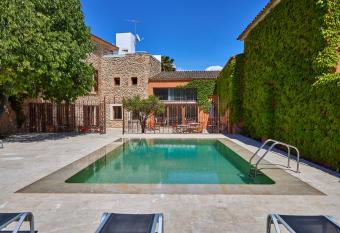 Ca  n Beia Suites - Adults Only allows 18 year olds to book a room