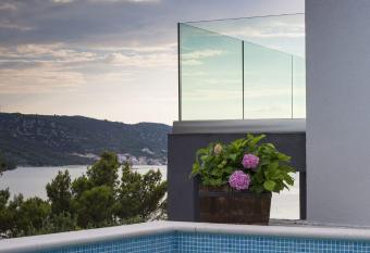 Villa Regina with heated pool and sea view has Balcony rooms