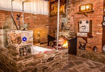 Stonehouse has Balcony rooms