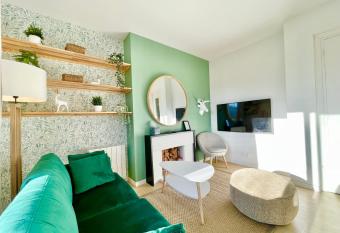 SMILE APPARTS - Au coeur de Lorient - Au calme - Tout Confort has Balcony rooms